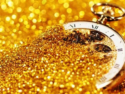 Giá vàng liên tục tăng, nhà đầu tư cá nhân có nên rút tiết kiệm chuyển sang vàng?